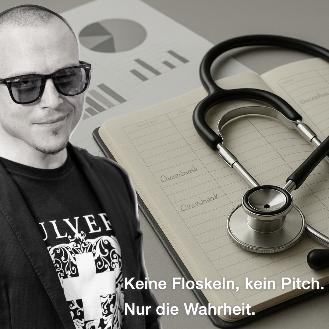 Portrait von Simone Puorto, im Hintergrund ein Reservierungsbuch und ein KPI Bericht mit Diagramm, darauf ein Stethoskop. Overlay Zitat: Keine Floskeln, kein Pitch. Nur die Wahrheit.